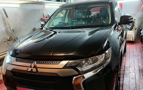 Mitsubishi Outlander III рестайлинг 3, 2018 год, 1 800 000 рублей, 1 фотография