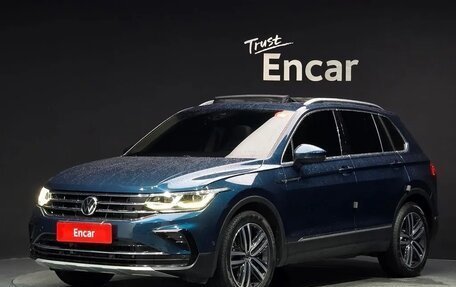 Volkswagen Tiguan II, 2021 год, 2 442 000 рублей, 1 фотография