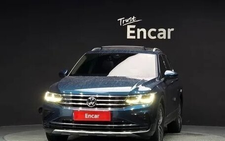 Volkswagen Tiguan II, 2021 год, 2 442 000 рублей, 2 фотография