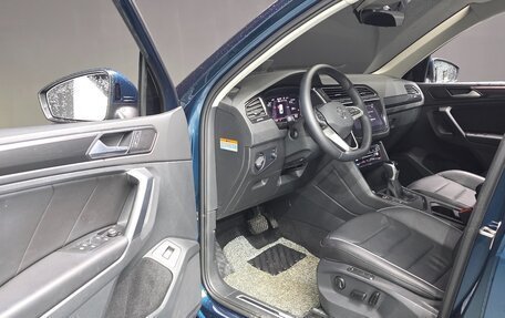 Volkswagen Tiguan II, 2021 год, 2 442 000 рублей, 5 фотография