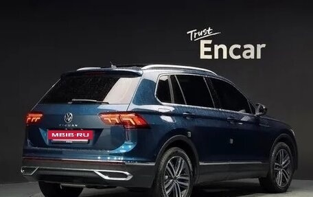 Volkswagen Tiguan II, 2021 год, 2 442 000 рублей, 4 фотография