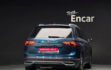 Volkswagen Tiguan II, 2021 год, 2 442 000 рублей, 3 фотография