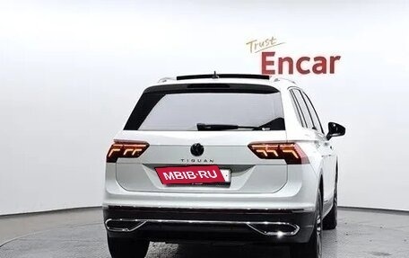 Volkswagen Tiguan II, 2021 год, 2 357 000 рублей, 3 фотография