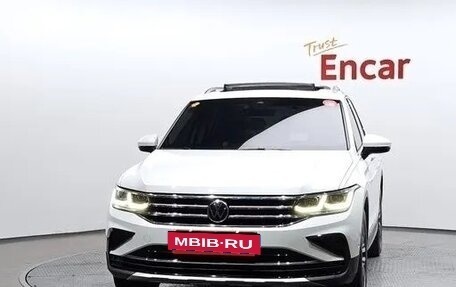 Volkswagen Tiguan II, 2021 год, 2 357 000 рублей, 2 фотография