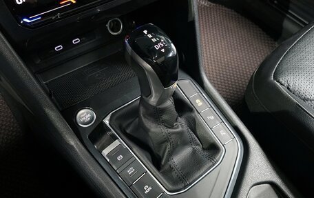 Volkswagen Tiguan II, 2021 год, 2 357 000 рублей, 17 фотография