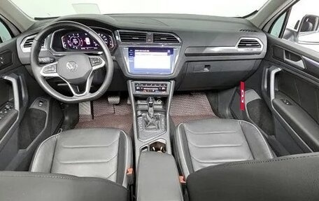 Volkswagen Tiguan II, 2021 год, 2 357 000 рублей, 8 фотография