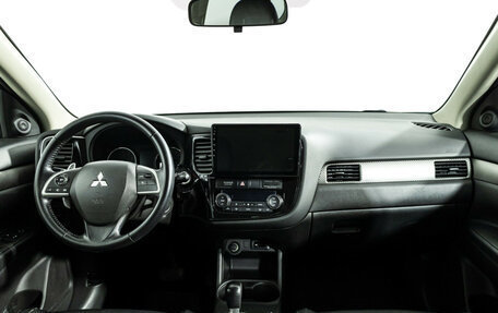 Mitsubishi Outlander III рестайлинг 3, 2014 год, 1 699 700 рублей, 14 фотография