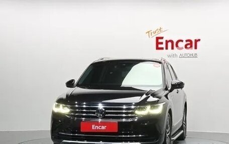 Volkswagen Tiguan II, 2023 год, 3 082 000 рублей, 2 фотография