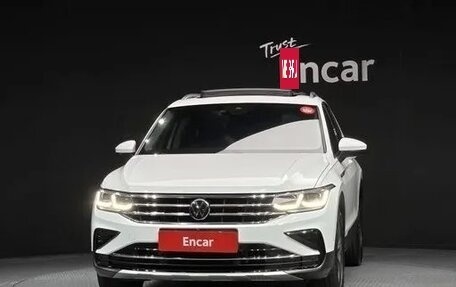 Volkswagen Tiguan II, 2023 год, 4 634 000 рублей, 2 фотография