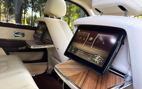 Rolls-Royce Cullinan, 2018 год, 30 900 000 рублей, 28 фотография