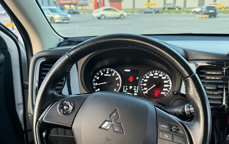 Mitsubishi Outlander III рестайлинг 3, 2015 год, 1 750 000 рублей, 12 фотография