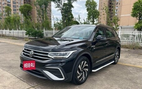 Volkswagen Tiguan II, 2022 год, 2 490 000 рублей, 1 фотография