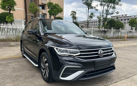 Volkswagen Tiguan II, 2022 год, 2 490 000 рублей, 3 фотография