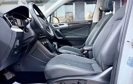 Volkswagen Tiguan II, 2022 год, 2 419 000 рублей, 7 фотография