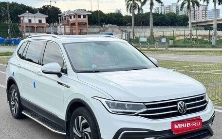 Volkswagen Tiguan II, 2022 год, 2 405 000 рублей, 3 фотография