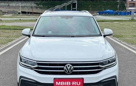 Volkswagen Tiguan II, 2022 год, 2 405 000 рублей, 2 фотография