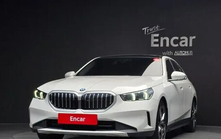 BMW 5 серия, 2023 год, 4 648 311 рублей, 2 фотография