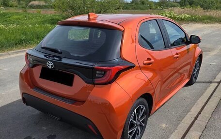 Toyota Yaris, 2022 год, 1 420 000 рублей, 2 фотография