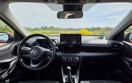 Toyota Yaris, 2022 год, 1 420 000 рублей, 3 фотография