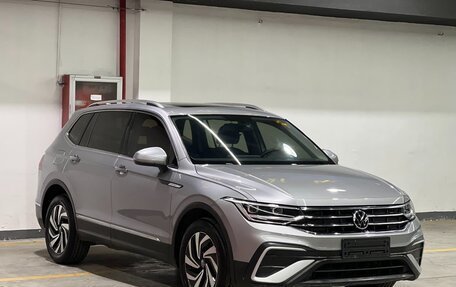 Volkswagen Tiguan II, 2022 год, 2 220 000 рублей, 3 фотография