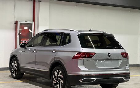 Volkswagen Tiguan II, 2022 год, 2 220 000 рублей, 5 фотография