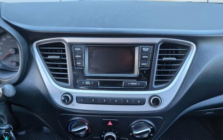 Hyundai Solaris II рестайлинг, 2017 год, 830 000 рублей, 17 фотография