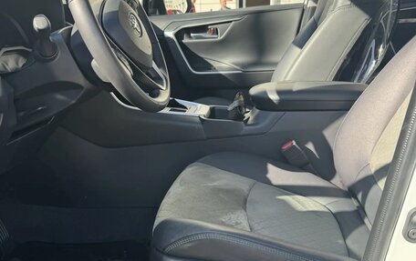 Toyota RAV4, 2024 год, 3 650 000 рублей, 7 фотография