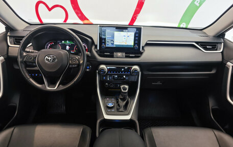 Toyota RAV4, 2019 год, 3 650 000 рублей, 10 фотография