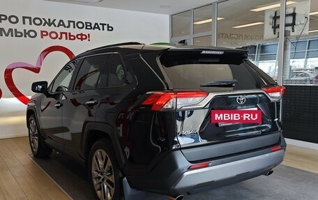 Toyota RAV4, 2019 год, 3 650 000 рублей, 7 фотография