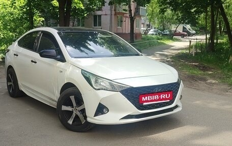 Hyundai Solaris II рестайлинг, 2021 год, 1 500 000 рублей, 2 фотография