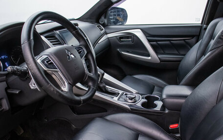 Mitsubishi Pajero Sport III рестайлинг, 2018 год, 2 470 000 рублей, 11 фотография