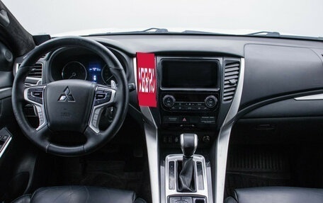 Mitsubishi Pajero Sport III рестайлинг, 2018 год, 2 470 000 рублей, 14 фотография