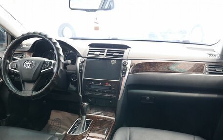 Toyota Camry, 2017 год, 2 600 000 рублей, 10 фотография