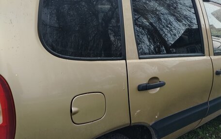 Chevrolet Niva I рестайлинг, 2004 год, 330 000 рублей, 1 фотография