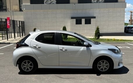 Toyota Yaris, 2021 год, 1 200 000 рублей, 10 фотография