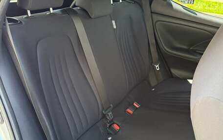 Toyota Yaris, 2021 год, 1 200 000 рублей, 31 фотография