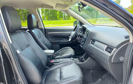 Mitsubishi Outlander III рестайлинг 3, 2013 год, 1 615 000 рублей, 11 фотография
