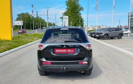 Mitsubishi Outlander III рестайлинг 3, 2013 год, 1 615 000 рублей, 6 фотография