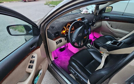 Toyota Avensis III рестайлинг, 2004 год, 760 000 рублей, 5 фотография