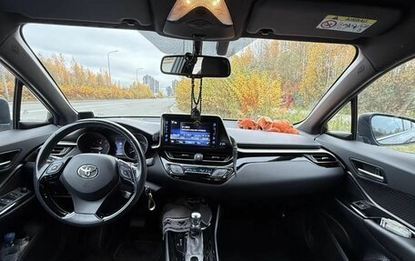 Toyota C-HR I рестайлинг, 2018 год, 2 300 000 рублей, 12 фотография