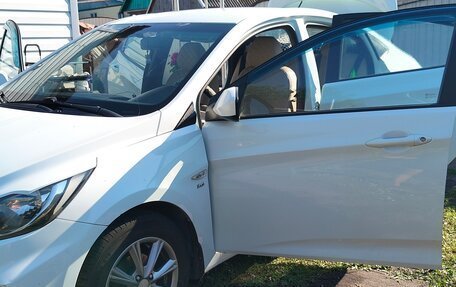 Hyundai Solaris II рестайлинг, 2011 год, 730 000 рублей, 3 фотография