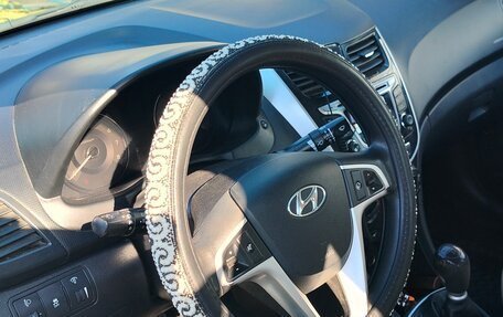 Hyundai Solaris II рестайлинг, 2011 год, 730 000 рублей, 13 фотография