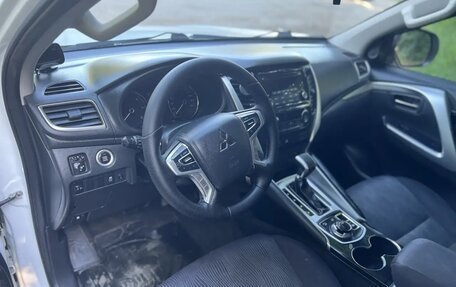 Mitsubishi Pajero Sport III рестайлинг, 2018 год, 2 450 000 рублей, 9 фотография