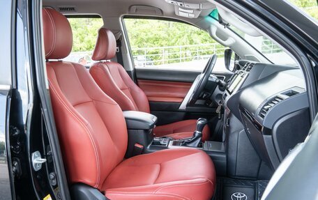 Toyota Land Cruiser Prado 150 рестайлинг 2, 2018 год, 4 800 000 рублей, 11 фотография