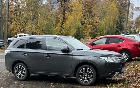 Mitsubishi Outlander III рестайлинг 3, 2014 год, 2 100 000 рублей, 2 фотография