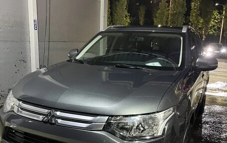Mitsubishi Outlander III рестайлинг 3, 2014 год, 2 100 000 рублей, 4 фотография