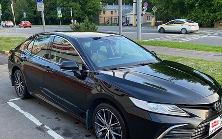 Toyota Camry, 2021 год, 3 190 000 рублей, 2 фотография