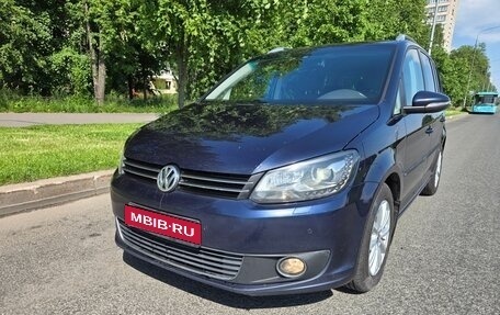 Volkswagen Touran III, 2013 год, 928 000 рублей, 1 фотография