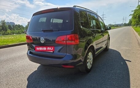 Volkswagen Touran III, 2013 год, 928 000 рублей, 2 фотография