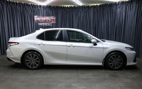 Toyota Camry, 2022 год, 3 227 000 рублей, 5 фотография